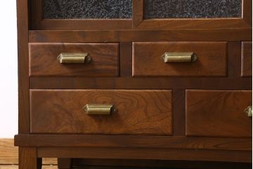 レトロ家具　和製アンティーク　結霜ガラス入り　レトロな脚付きキャビネット(収納棚、テレビボード)