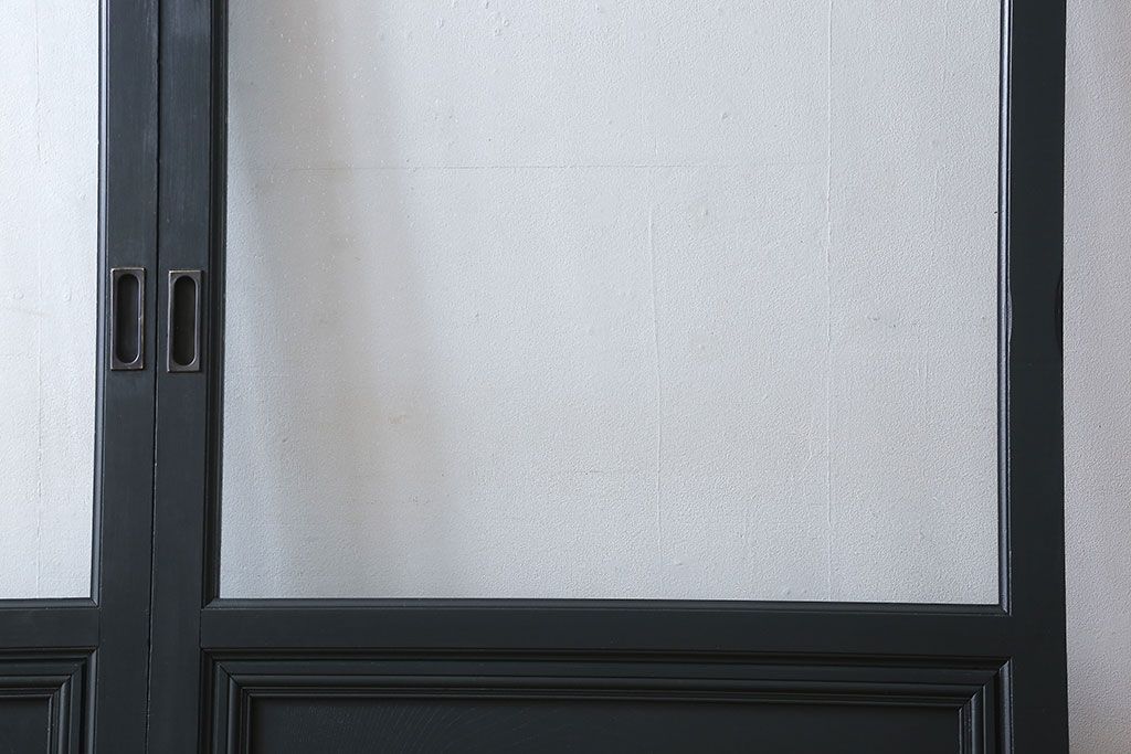 ペイント家具　シックな雰囲気漂うガラス戸(引き戸)2枚組