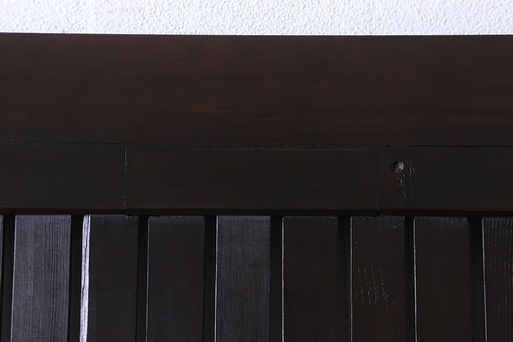 和製アンティーク　いぶされた濃い色合いが魅力的な平格子戸(引き戸)(1)