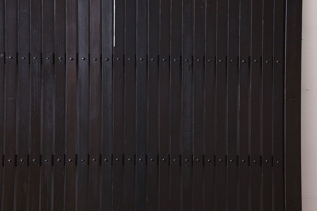 和製アンティーク　いぶされた濃い色合いが魅力的な平格子戸(引き戸)(1)