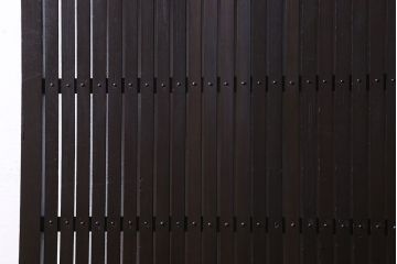 和製アンティーク　いぶされた濃い色合いが魅力的な平格子戸(引き戸)(1)