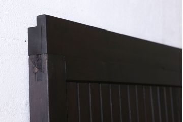 和製アンティーク　いぶされた濃い色合いが魅力的な平格子戸(引き戸)(1)