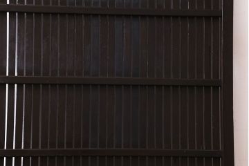 和製アンティーク　いぶされた濃い色合いが魅力的な平格子戸(引き戸)(1)