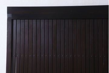 和製アンティーク　いぶされた濃い色合いが魅力的な平格子戸(引き戸)(2)