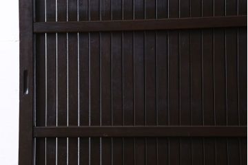 和製アンティーク　いぶされた濃い色合いが魅力的な平格子戸(引き戸)(2)