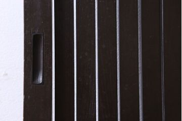 和製アンティーク　いぶされた濃い色合いが魅力的な平格子戸(引き戸)(2)