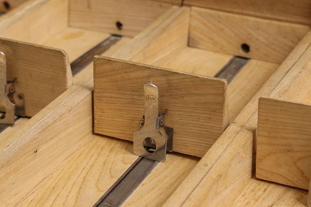 レトロ家具　昭和レトロ　ナラ材　重厚な雰囲気漂うカードケース(小引き出し、小物収納、図書館、図書室)