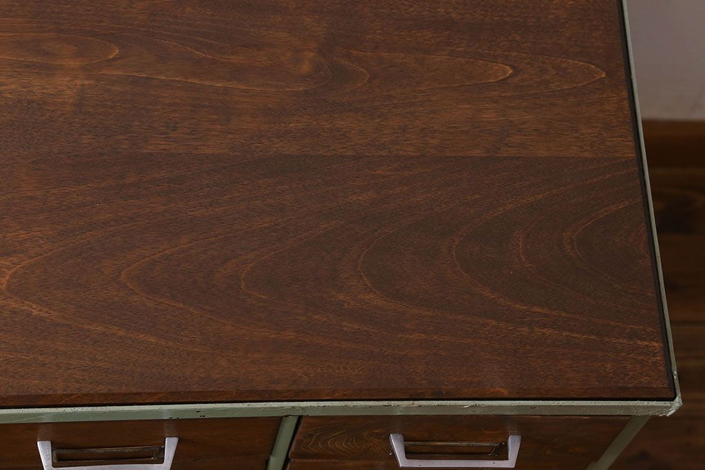 ヴィンテージ家具　フランスビンテージ　シャビーな雰囲気が魅力的な収納力抜群のチェスト(ドロワー)