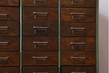 ヴィンテージ家具　フランスビンテージ　シャビーな雰囲気が魅力的な収納力抜群のチェスト(ドロワー)