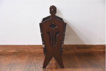 アンティーク雑貨　美しい彫刻が目を惹くビンテージマガジンラック