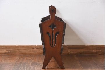 アンティーク雑貨　美しい彫刻が目を惹くビンテージマガジンラック