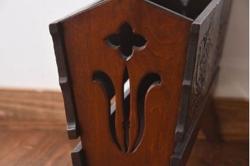 アンティーク雑貨　美しい彫刻が目を惹くビンテージマガジンラック