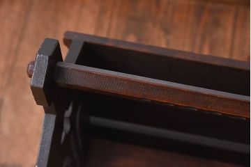 アンティーク雑貨　美しい彫刻が目を惹くビンテージマガジンラック