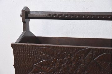 アンティーク雑貨　美しい彫刻が目を惹くビンテージマガジンラック