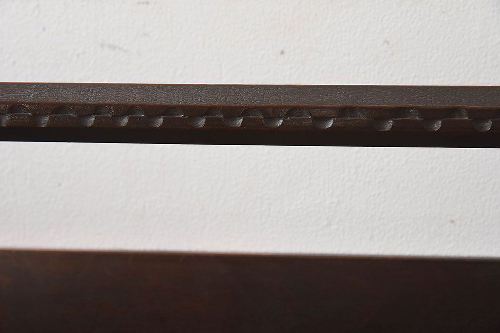 アンティーク雑貨　美しい彫刻が目を惹くビンテージマガジンラック