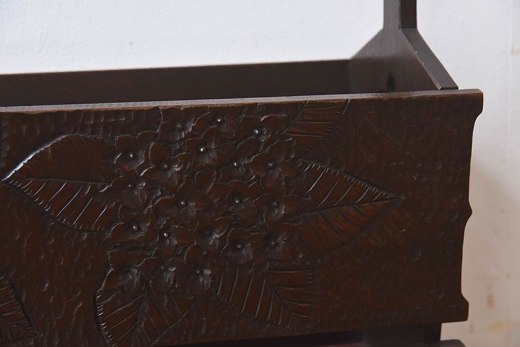 アンティーク雑貨　美しい彫刻が目を惹くビンテージマガジンラック