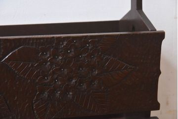 アンティーク雑貨　美しい彫刻が目を惹くビンテージマガジンラック