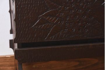 アンティーク雑貨　美しい彫刻が目を惹くビンテージマガジンラック