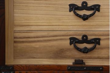 中古　伝統民芸家具　岩谷堂　NO.720　幅広で存在感のある白鳥2号横長箪笥(チェスト)(定価約63万円)