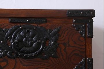 中古　伝統民芸家具　岩谷堂　NO.720　幅広で存在感のある白鳥2号横長箪笥(チェスト)(定価約63万円)