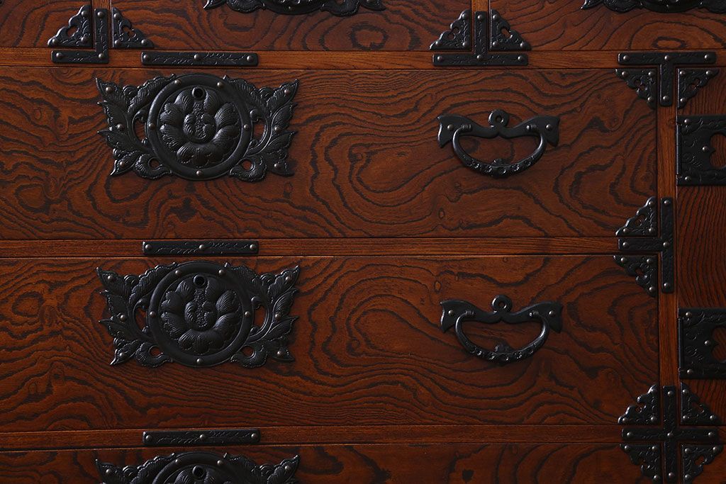 中古　伝統民芸家具　岩谷堂　NO.720　幅広で存在感のある白鳥2号横長箪笥(チェスト)(定価約63万円)