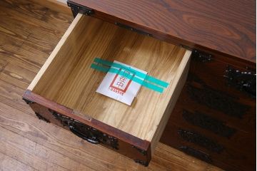 中古　伝統民芸家具　岩谷堂　NO.720　幅広で存在感のある白鳥2号横長箪笥(チェスト)(定価約63万円)