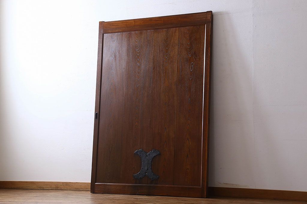 和製アンティーク　鍵付き　大振りなサイズで存在感を放つ総ケヤキ材の蔵戸(引き戸、玄関戸)