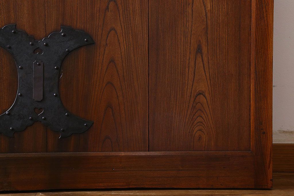 和製アンティーク　鍵付き　大振りなサイズで存在感を放つ総ケヤキ材の蔵戸(引き戸、玄関戸)