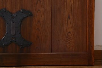 和製アンティーク　鍵付き　大振りなサイズで存在感を放つ総ケヤキ材の蔵戸(引き戸、玄関戸)