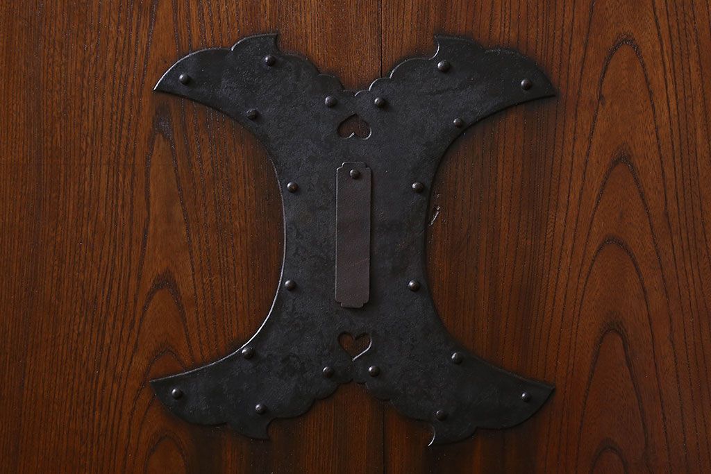 和製アンティーク　鍵付き　大振りなサイズで存在感を放つ総ケヤキ材の蔵戸(引き戸、玄関戸)