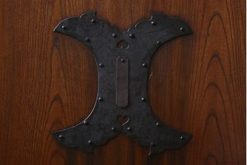 和製アンティーク　鍵付き　大振りなサイズで存在感を放つ総ケヤキ材の蔵戸(引き戸、玄関戸)