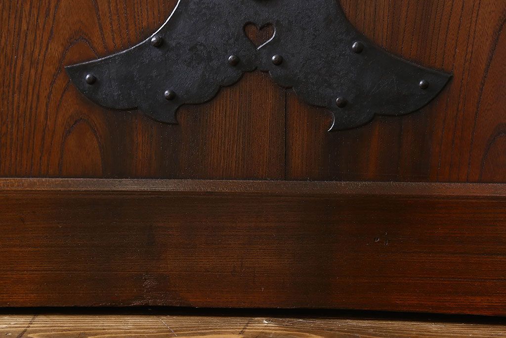 和製アンティーク　鍵付き　大振りなサイズで存在感を放つ総ケヤキ材の蔵戸(引き戸、玄関戸)