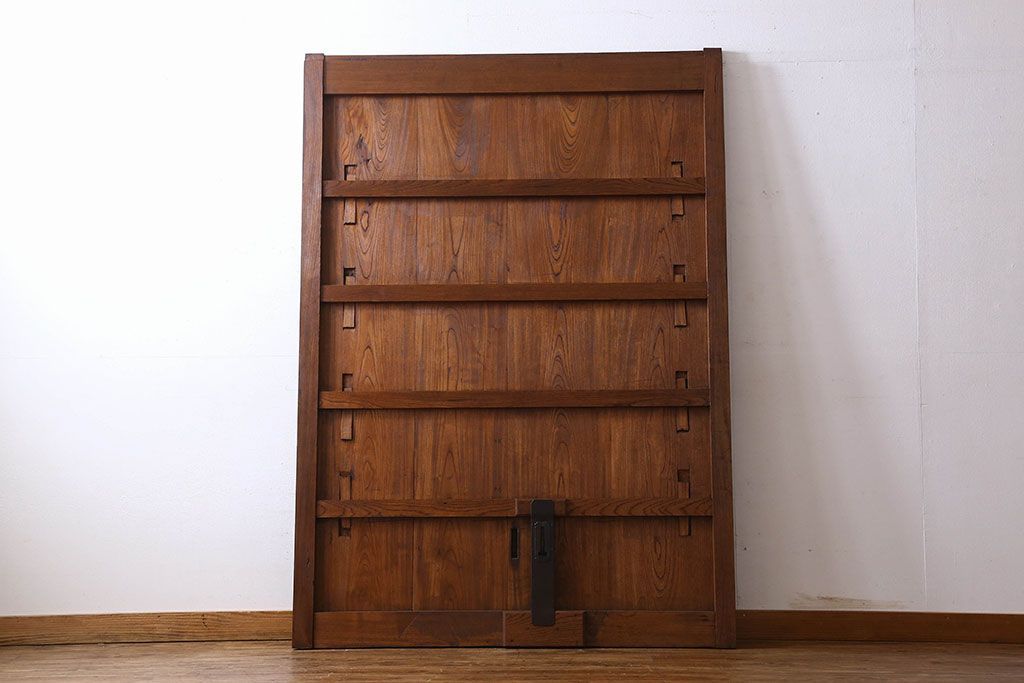 和製アンティーク　鍵付き　大振りなサイズで存在感を放つ総ケヤキ材の蔵戸(引き戸、玄関戸)