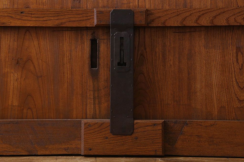 和製アンティーク　鍵付き　大振りなサイズで存在感を放つ総ケヤキ材の蔵戸(引き戸、玄関戸)