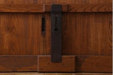 和製アンティーク　鍵付き　大振りなサイズで存在感を放つ総ケヤキ材の蔵戸(引き戸、玄関戸)