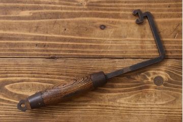 和製アンティーク　鍵付き　大振りなサイズで存在感を放つ総ケヤキ材の蔵戸(引き戸、玄関戸)