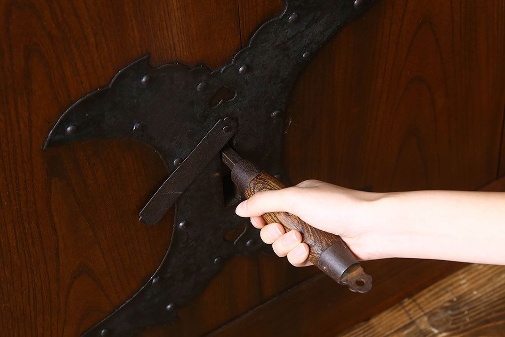 和製アンティーク　鍵付き　大振りなサイズで存在感を放つ総ケヤキ材の蔵戸(引き戸、玄関戸)