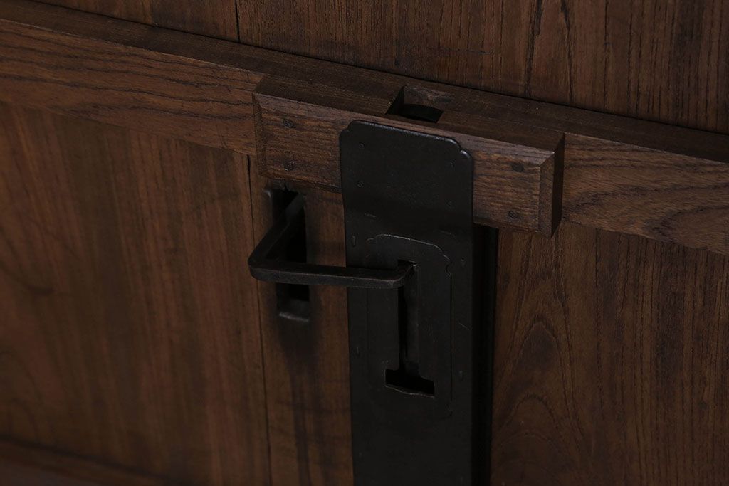 和製アンティーク　鍵付き　大振りなサイズで存在感を放つ総ケヤキ材の蔵戸(引き戸、玄関戸)