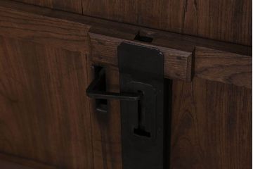 和製アンティーク　鍵付き　大振りなサイズで存在感を放つ総ケヤキ材の蔵戸(引き戸、玄関戸)