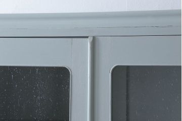  ペイント家具　気泡ガラスがお洒落なナチュラルカラーの食器棚(収納棚、戸棚、飾り棚)