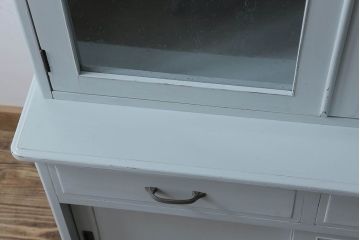  ペイント家具　気泡ガラスがお洒落なナチュラルカラーの食器棚(収納棚、戸棚、飾り棚)