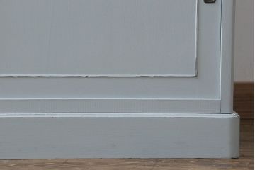  ペイント家具　気泡ガラスがお洒落なナチュラルカラーの食器棚(収納棚、戸棚、飾り棚)