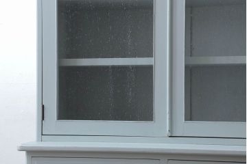  ペイント家具　気泡ガラスがお洒落なナチュラルカラーの食器棚(収納棚、戸棚、飾り棚)