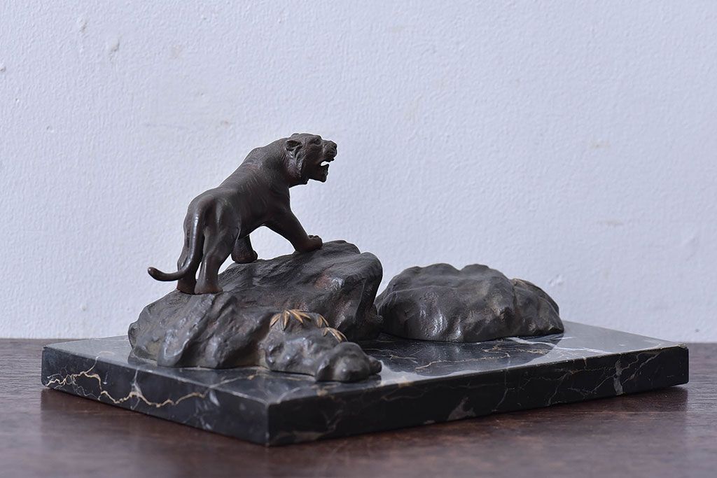 アンティーク雑貨　アンティーク　銅製　在銘　虎　ブロンズ像(置物、彫刻、動物像)