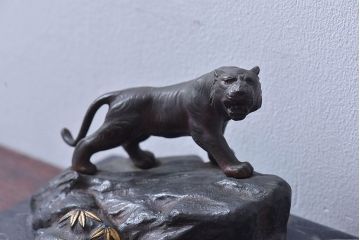 アンティーク雑貨　アンティーク　銅製　在銘　虎　ブロンズ像(置物、彫刻、動物像)