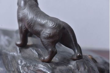 アンティーク雑貨　アンティーク　銅製　在銘　虎　ブロンズ像(置物、彫刻、動物像)