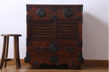 中古　美品　伝統民芸家具　岩谷堂　ボリュームのある南部鉄器金具が印象的な車箪笥