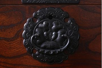 中古　美品　伝統民芸家具　岩谷堂　ボリュームのある南部鉄器金具が印象的な車箪笥