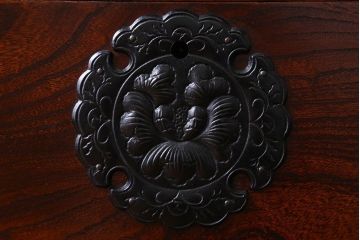 中古　美品　伝統民芸家具　岩谷堂　ボリュームのある南部鉄器金具が印象的な車箪笥
