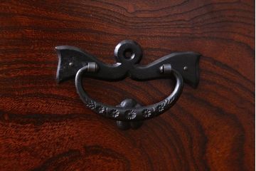 中古　美品　伝統民芸家具　岩谷堂　ボリュームのある南部鉄器金具が印象的な車箪笥